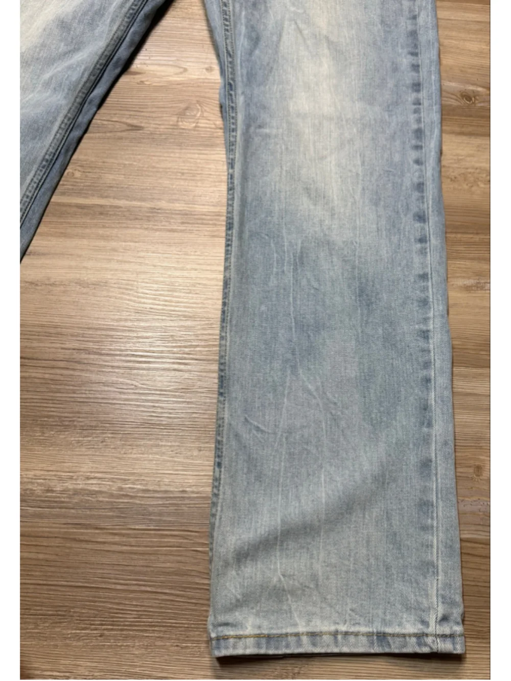 Like new Men's Levi's 514 Straight Leg Jeans Light Wash Blue Size 34x32